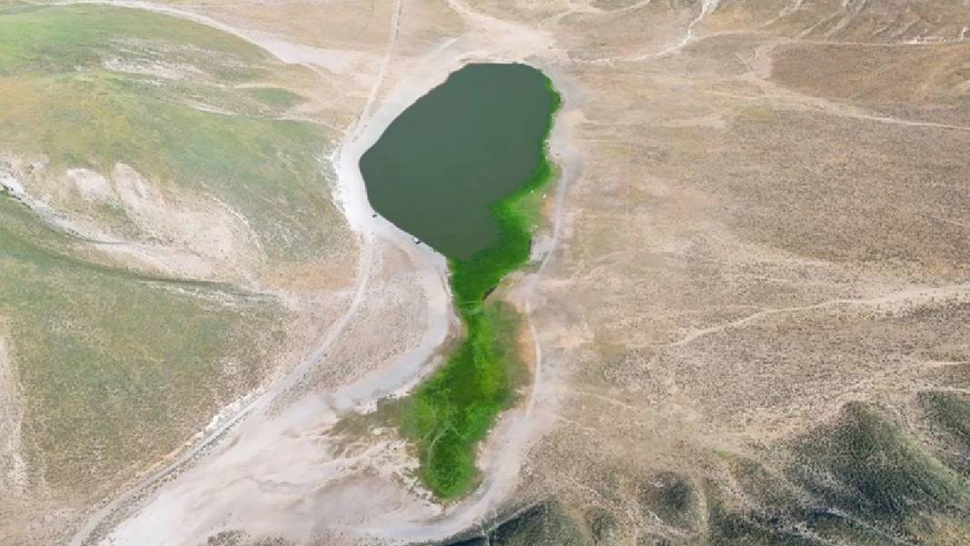 Nemrut'un simgesi susuz kaldı: Kalp Gölü şeklini kaybediyor 5